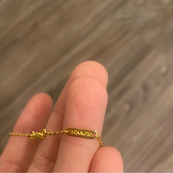 Elegant Gold Flower Pendant Necklace - Picture 2 of 3